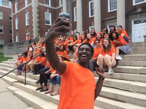 An SOE peer advisor takes a selfie in front of a group of students