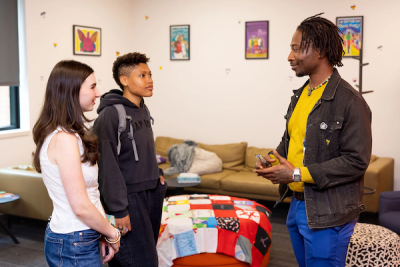 An alumnus talks to two students