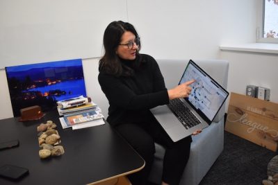 Maria Murray points to a computer screen